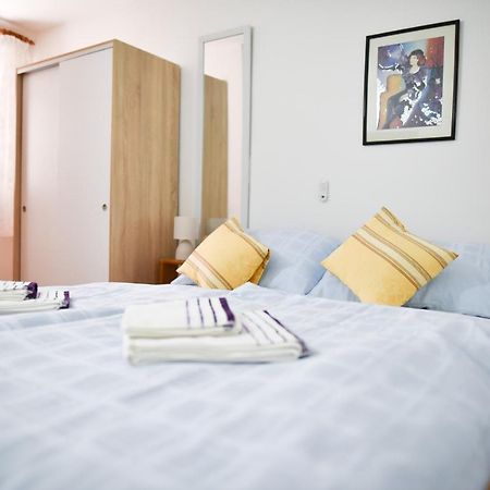 Luka'S Amber Rooms In The Center Of Trogir Exterior photo