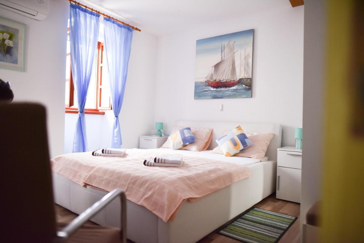 Luka'S Amber Rooms In The Center Of Trogir Exterior photo